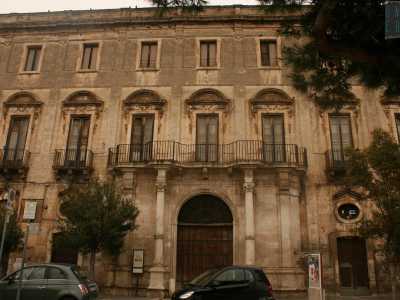 Si tratta di un edificio in stile tardo-barocco che prende il nome dalla famiglia borghese di origini calabresi che nella seconda met� del Settecento lo fece costruire su progetto dell�architetto Vincenzo Ruffo